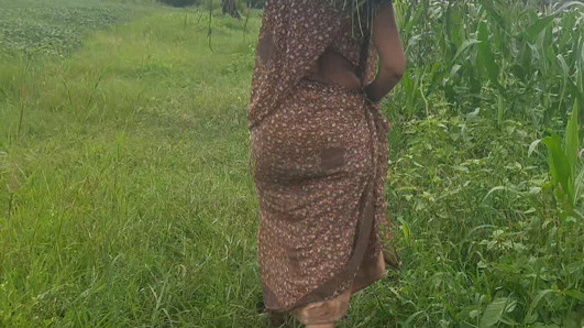 In the middle of the paddy field, the sister-in-law made a mare and loudly fucked the ass and removed the