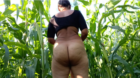 Aaj Badi bhabhi pure kapde kholkar Makka ke khet mein nangi hokar ke devar ke land ki sawari kar rahi hai