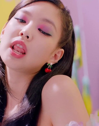 Jennie Totally Wants YOUR Ice Cream