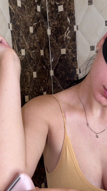 I'm shaving my arms with a new trimmer! My feminine secret! Clip 2