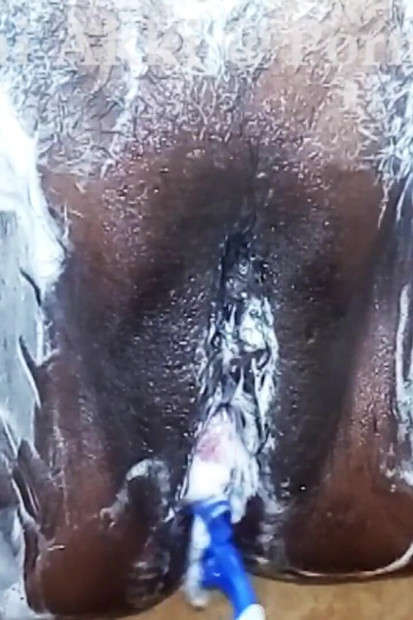 Mature MILF Shaving Her Pussy and Come to Orgasm Black Pussy